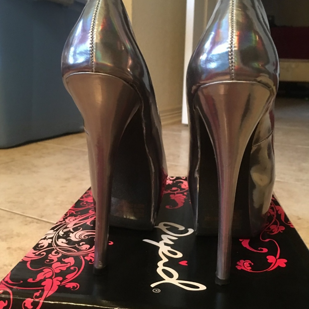 Qupid Ellie Pewter Hologram platform heels Size 8.5! - Picture 4 of 5